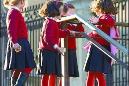 Niñas en la puerta de un colegio.