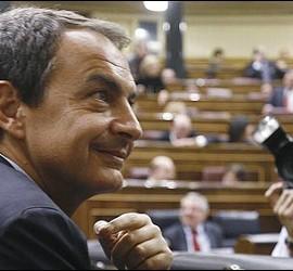 Zapatero sonríe para los fotógrafos.