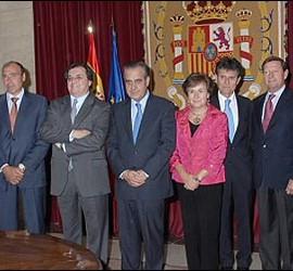 Celestino Corbacho con la cúpula de Farmaindustria.