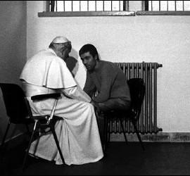 El Papa y el terrorista Agca en la cárcel