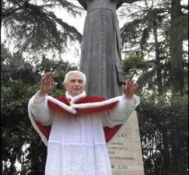 Benedicto XVI, junto a la estatua a Pío XII