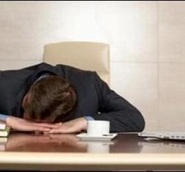 Un oficinista en plena siesta laboral.