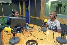 Manoj Daswani (a la izquierda) entrevistando a Dinei.