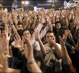 Manifestantes indignados en la Puerta del Sol. 