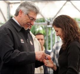 <p>El presidente paraguayo, Fernando Lugo (i), entrega la llave de la casa a una mujer beneficiada por un proyecto en la localidad de San Antonio, a 20 kilómetros de Asunción (Paraguay). EFE</p>