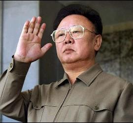 <p>Fotografía de archivo del 10 de octubre de 2005 cedida por la agencia de noticias KCNA de Corea del Norte donde se ve al mandatario norcoreano Kim Jong-Il en Pyongyang. EFE</p>