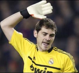 Iker Casillas se queja en un lance del partido. 