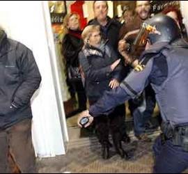 Carga policial contra los manifestantes.