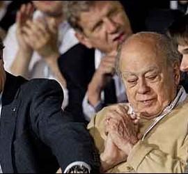 Artur Mas felicita a Oriol Pujol ante la mirada de Jordi Pujol. 