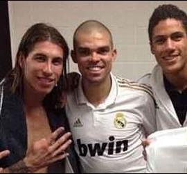 Ozil, Sergio Ramos, Pepe, Varane y Casillas festejan su victoria sobre el Barça en el vestuario del Camp Nou.