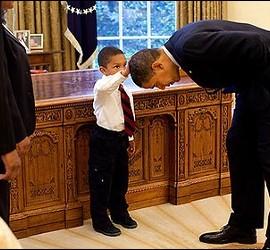 Jacob toca la cabeza del presidente Obama.