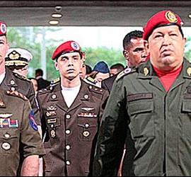 Hugo Chávez con altos militares de Venezuela.