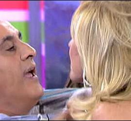 Captura del momento en que Rosa Benito coge de la camisa a José María Franco en 'Sálvame'.