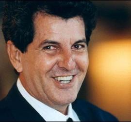 Oswaldo Payá, foto oficial de la recogida del Premio Sajarov en 2002.