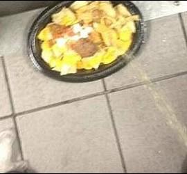 la meada de Cameron Jankowski en un plato de 'nachos' de Taco Bell.