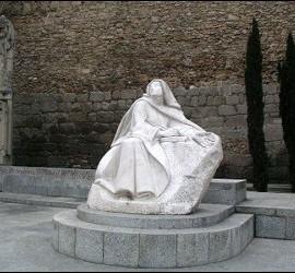 Estatua de Santa Teresa ante la muralla de Ávila