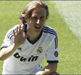 Luka Modric sobre el césped del Santiago Bernabéu en su presentación. 