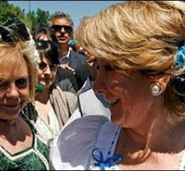 De chulapa o de goyesca, la presidenta no deja indiferente a nadie.