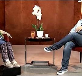 María Antonia Iglesias, con los pies apoyados en un cajón, entrevistada por Jordi González.