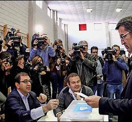 Alberto Núñez Feijóo ante la urna electoral.