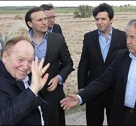 Sheldon Adelson visitando los terrenos de Eurovegas.