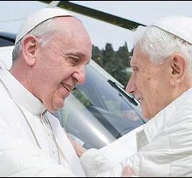 El abrazo del Papa Francisco a su predecesor, Benedicto XVI.