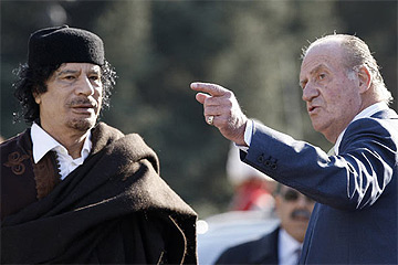Gaddfi escucha al rey