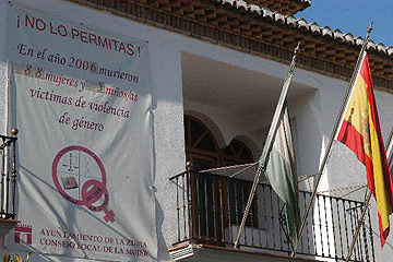 La exclusión de las víctimas masculinas de la violencia doméstica del cartel que denuncia esta lacra social desde el balcón principal del Ayuntamiento de La Zubia (Granada) le ha costado una demanda a su alcalde, Jorge Rodríguez (PSOE), por parte de un hombre que lo considera discriminatorio. - EFE