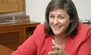 Cacho ficha a la ex ministra de las 