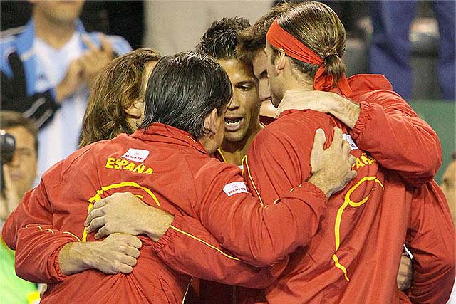 El equipo español hace piña y se abraza apenas ganar el partido de dobles a Argentina.