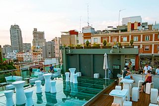 Abierto por vacaciones en Madrid en agosto 7/8: una terraza cocteler&iacute;a y d&oacute;nde comprar el pan