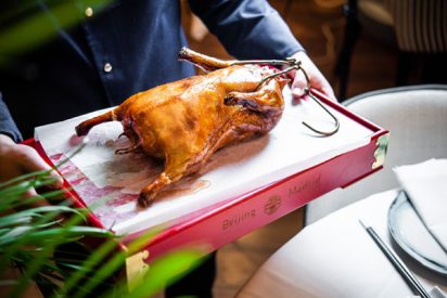 Hutong y el aut&eacute;ntico pato de Pek&iacute;n hecho en un horno de piedra refractaria tra&iacute;do de China