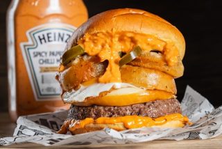 &lsquo;La H es Muda&rsquo; presenta su hamburguesa H&amp;H, una edici&oacute;n limitada en colaboraci&oacute;n con Heinz