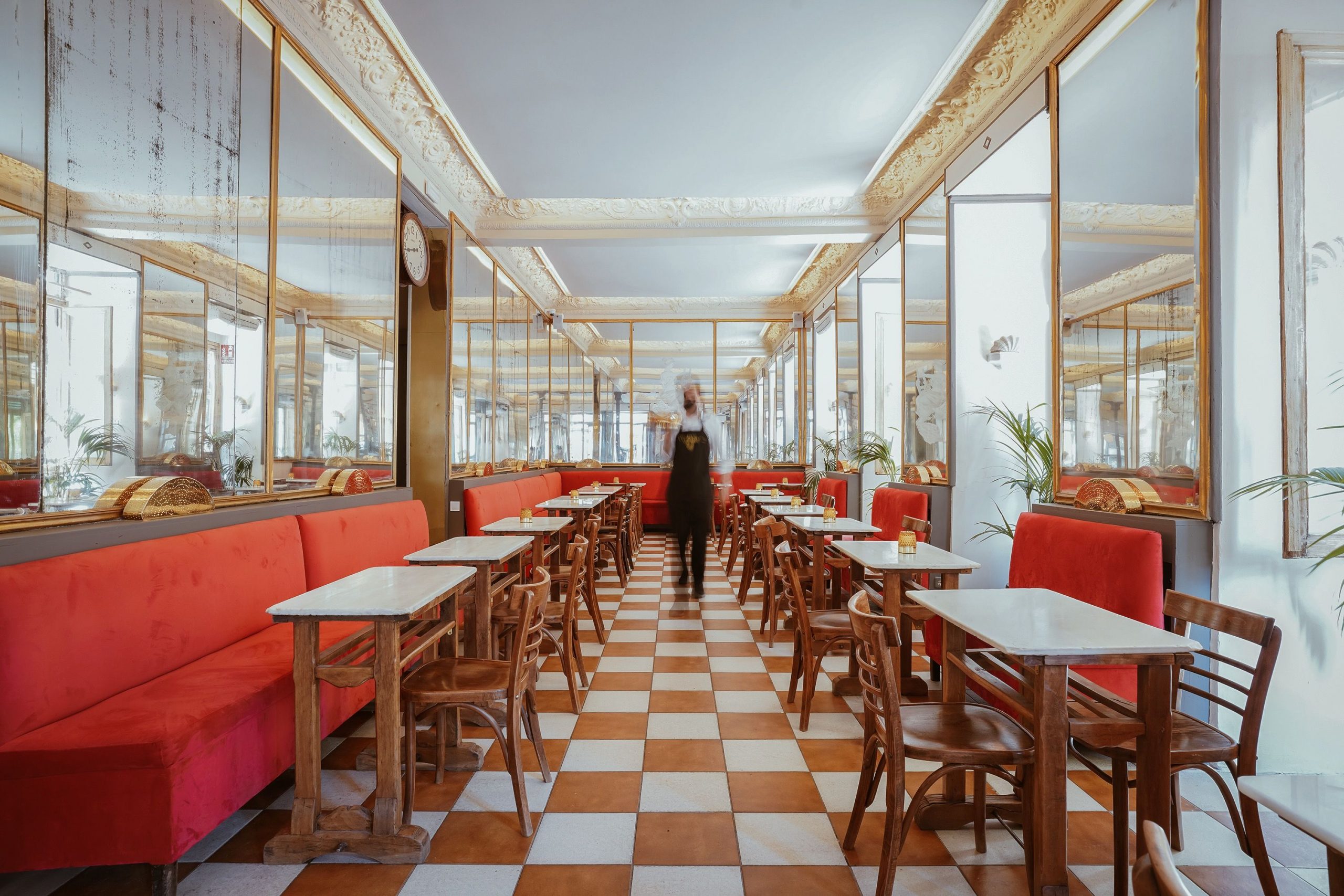 La historia de Lavapi&eacute;s, y la de Madrid, a trav&eacute;s de los c&oacute;cteles del hist&oacute;rico Caf&eacute; Barbieri