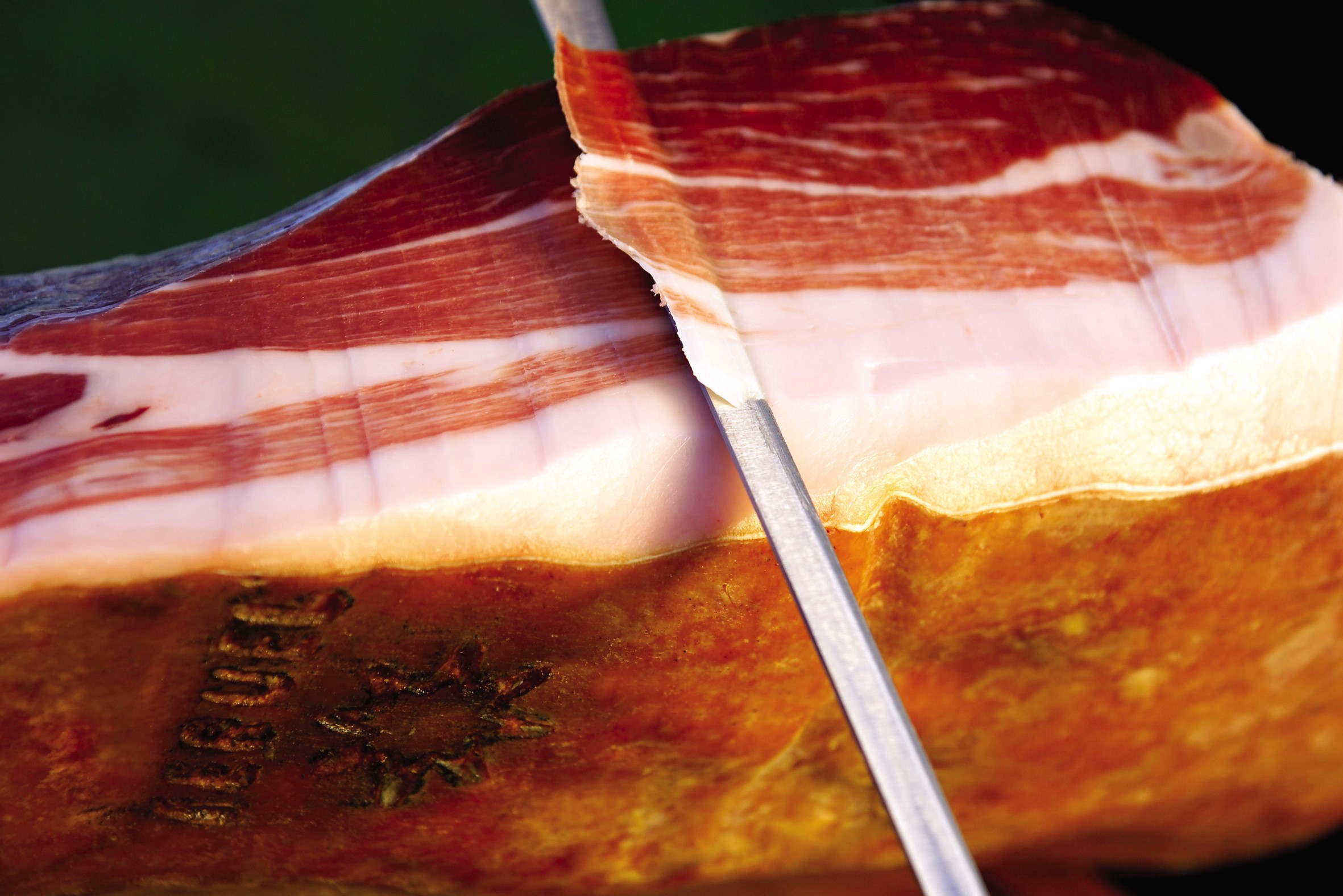 Gracias a su proceso de producción local, el Jamón de Teruel DOP ayuda a cuidar del planeta y te ayuda a sentirte bien