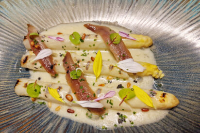 Esp&aacute;rragos, &iquest;verdes o blancos? Pues en Uskar nos ofrecen que nos comamos ambos