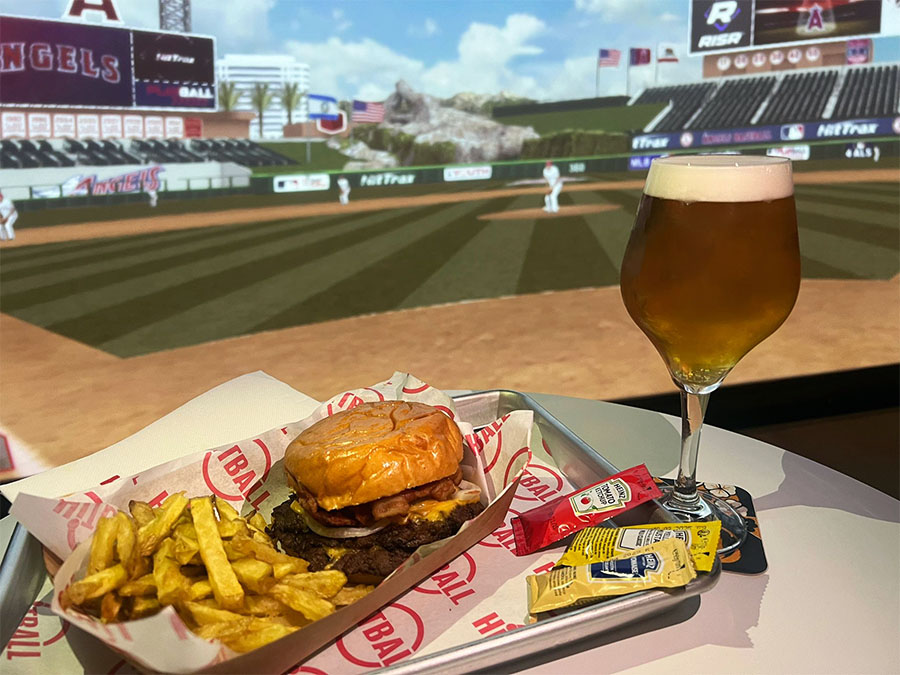 Para la rentr&eacute;e, 'play, smile, repeat' en Hitball, el primer simulador de bateo de Europa