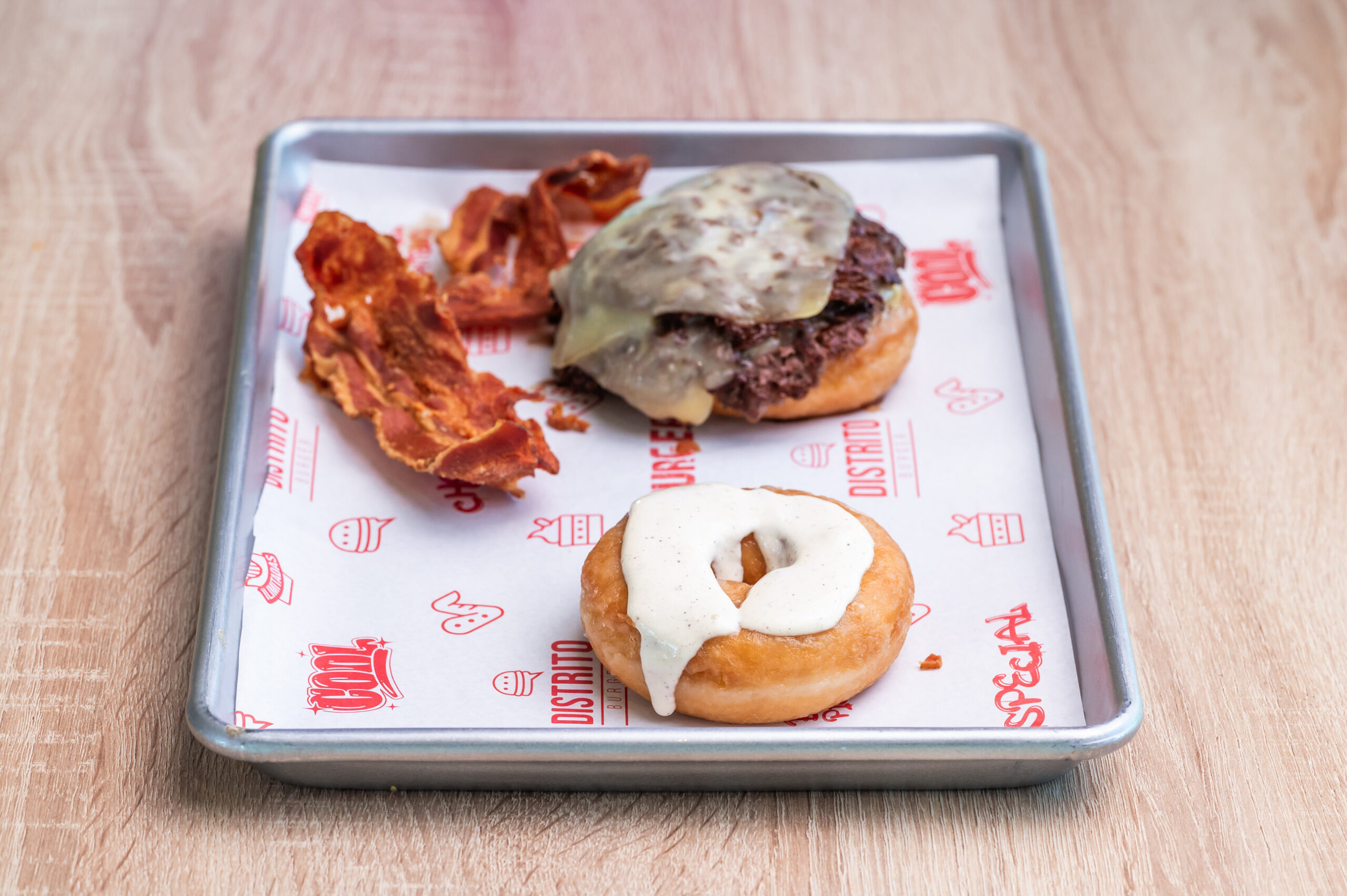 Distrito Burger estrena septiembre con la Don King Burger, una edición limitada entre donuts
