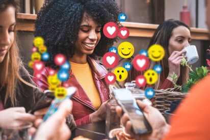 Amigos en el feed, desconocidos en la vida: la paradoja de la amistad en redes sociales