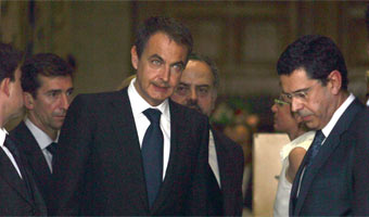 Zapatero en la capilla ardiente.