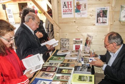 Firmando en la Feria del libro, hasta el domingo