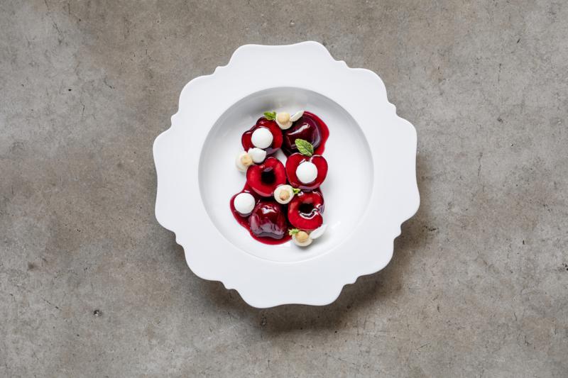Cerezas glaseadas, almendra amarga y mousse de galleta