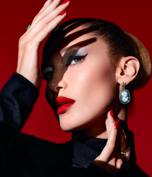 Dior desvela la faceta 'más traviesa' de Bella Hadid con los looks de Halloween