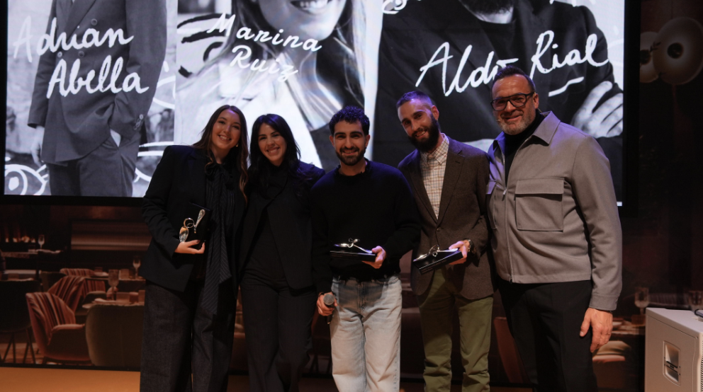 Caleña ADRIÁN ABELLA, JEFE DE SALA