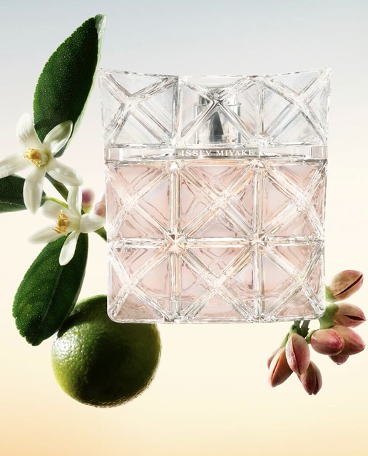 Issey Miyake Lumière d’Issey