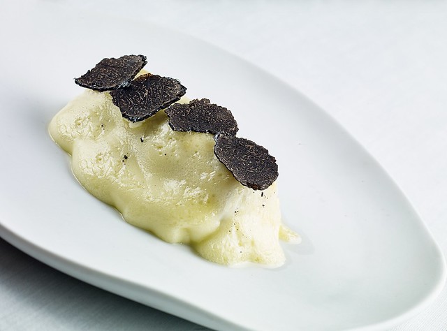 Real Balneario de Salinas Lubina al champagne con trufa negra