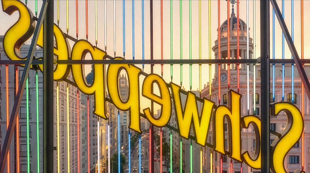 SCHWEPPES neon colosal