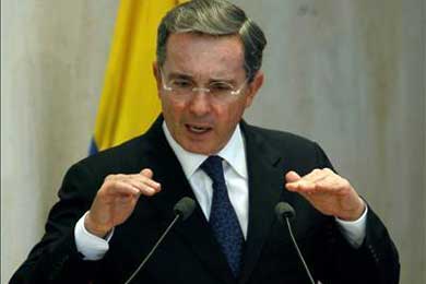 Uribe crear&aacute; una "zona de encuentro" para negociar con las FARC