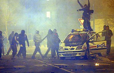 Segunda noche de violencia en los suburbios del norte de Par&iacute;s