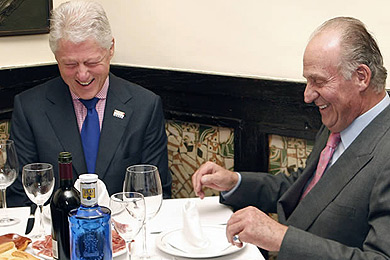 El Rey y Clinton comen juntos patatas con huevos